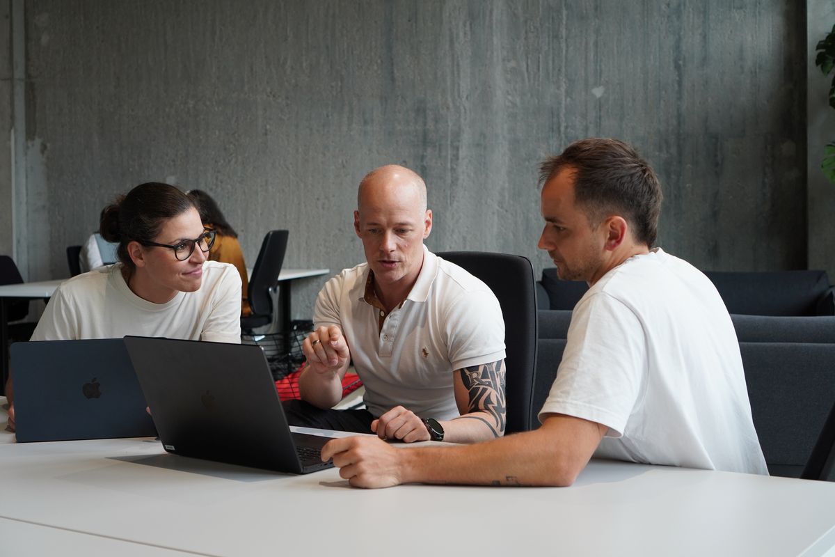 Eva Jacob, Dr. Andreas Engler und Felix Behrenbeck bei der Arbeit am Rechner